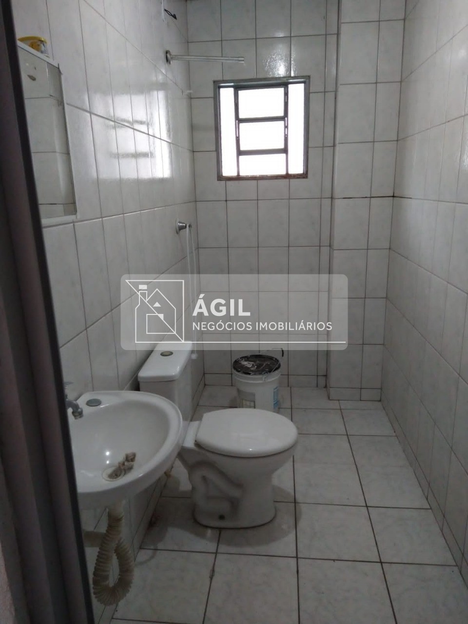 Alugo casa térrea 174 m2 de área construída - 3 dormitórios 