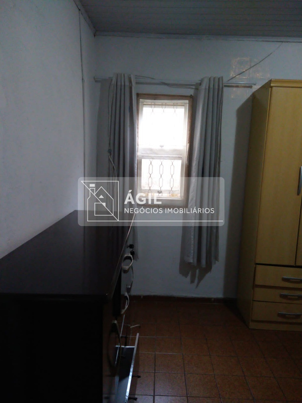Alugo casa térrea 174 m2 de área construída - 3 dormitórios 