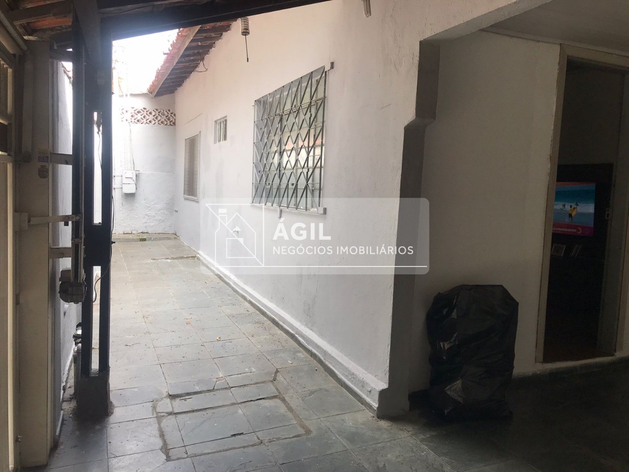 Alugo casa térrea 174 m2 de área construída - 3 dormitórios 