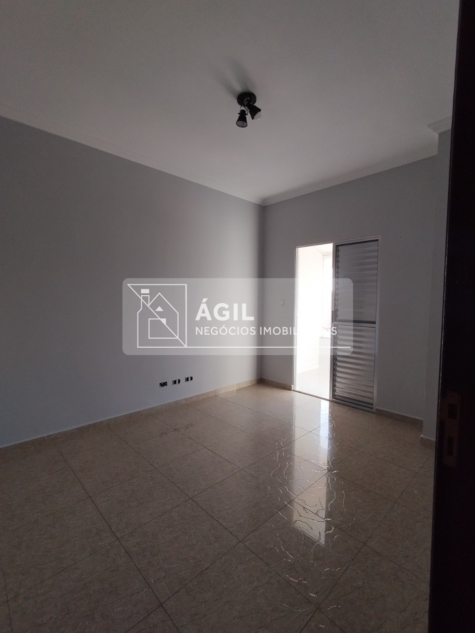 Sobrado pra locação com 3 dormitórios no bairro Jardim Santa Maria Jacareí/SP.