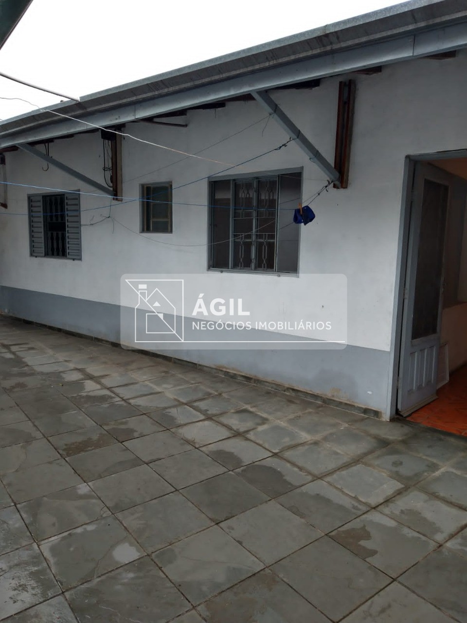 Alugo casa térrea 174 m2 de área construída - 3 dormitórios 
