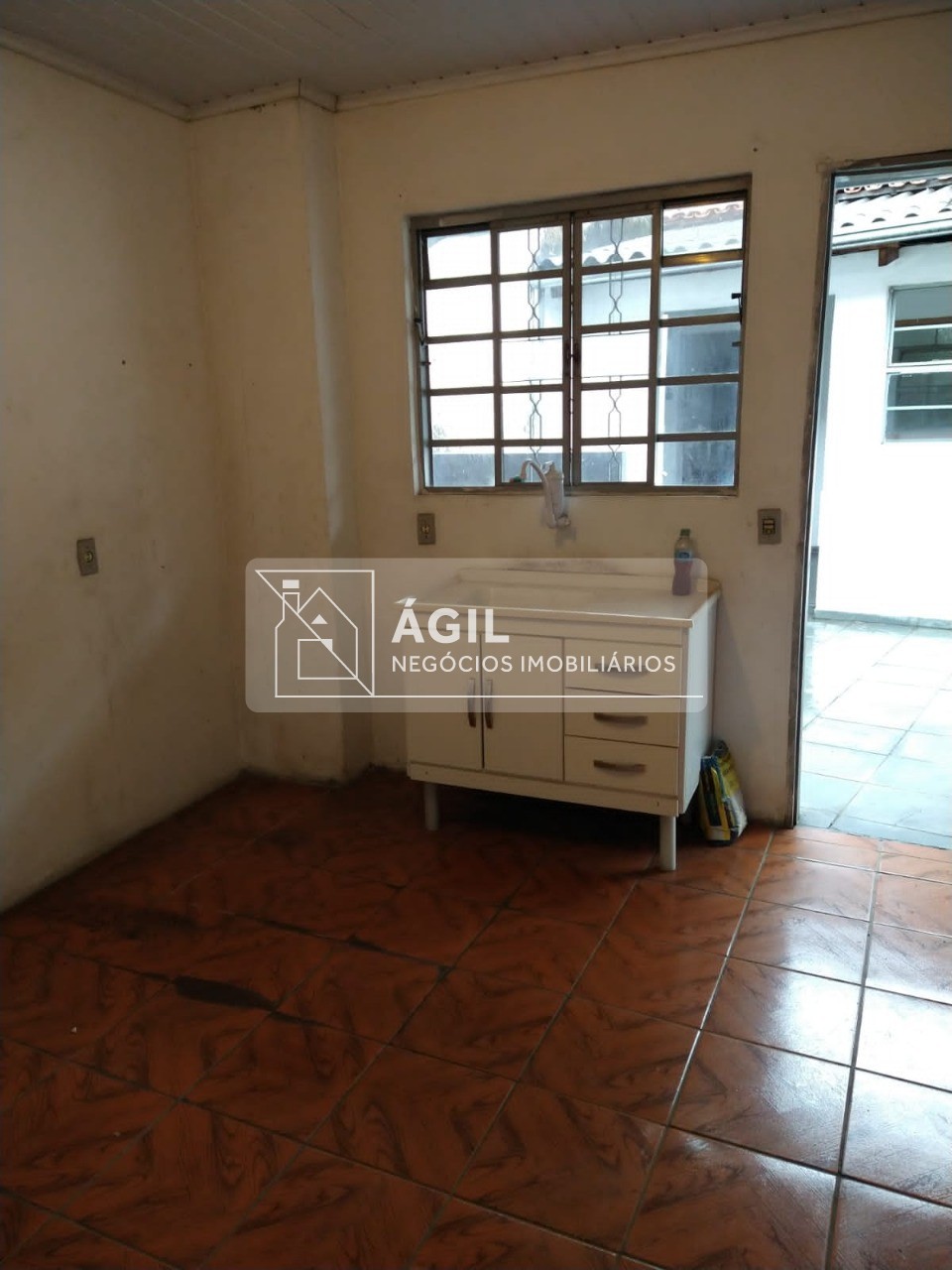 Alugo casa térrea 174 m2 de área construída - 3 dormitórios 