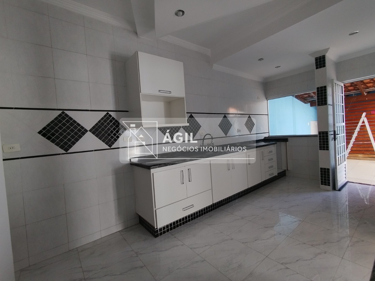 Sobrado pra locação com 3 dormitórios no bairro Jardim Santa Maria Jacareí/SP.