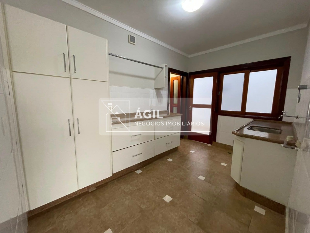 Alugo sobrado com 4 suites e piscina - sunset park aquarius 