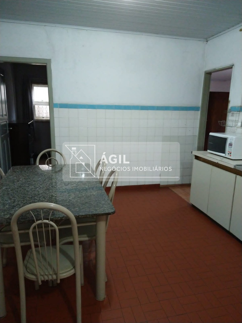 Alugo casa térrea 174 m2 de área construída - 3 dormitórios 