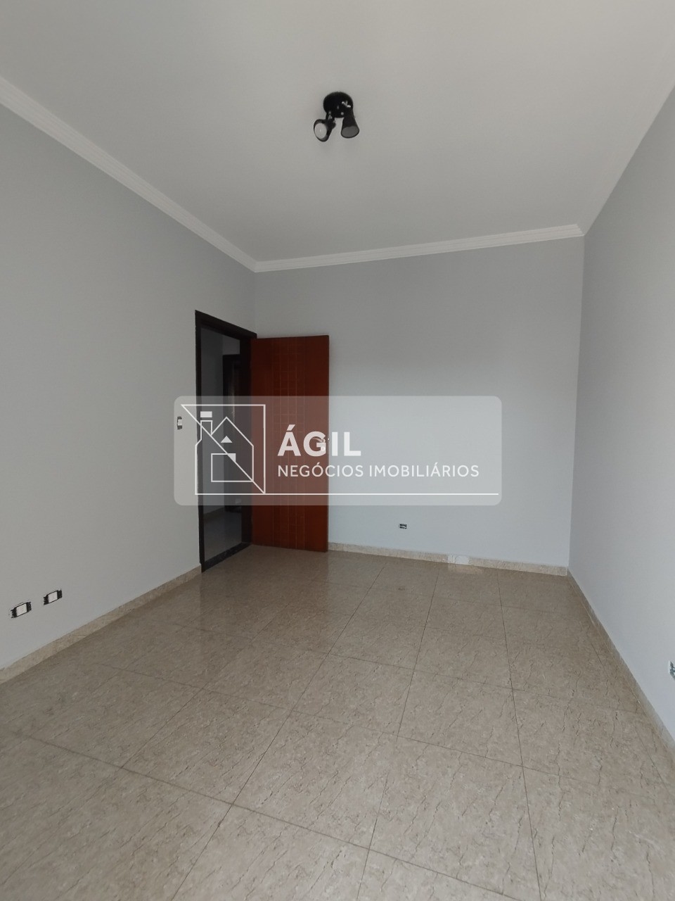 Sobrado pra locação com 3 dormitórios no bairro Jardim Santa Maria Jacareí/SP.