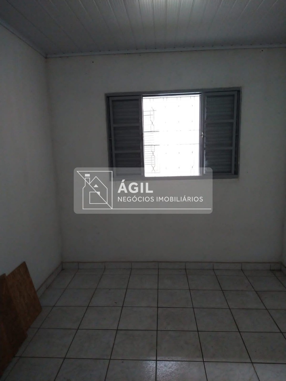 Alugo casa térrea 174 m2 de área construída - 3 dormitórios 