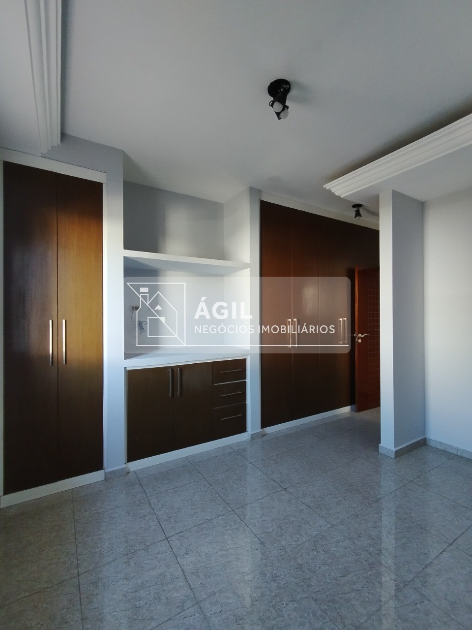 Sobrado pra locação com 3 dormitórios no bairro Jardim Santa Maria Jacareí/SP.