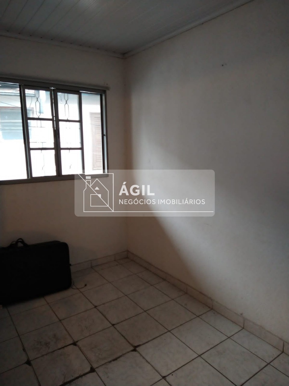 Alugo casa térrea 174 m2 de área construída - 3 dormitórios 
