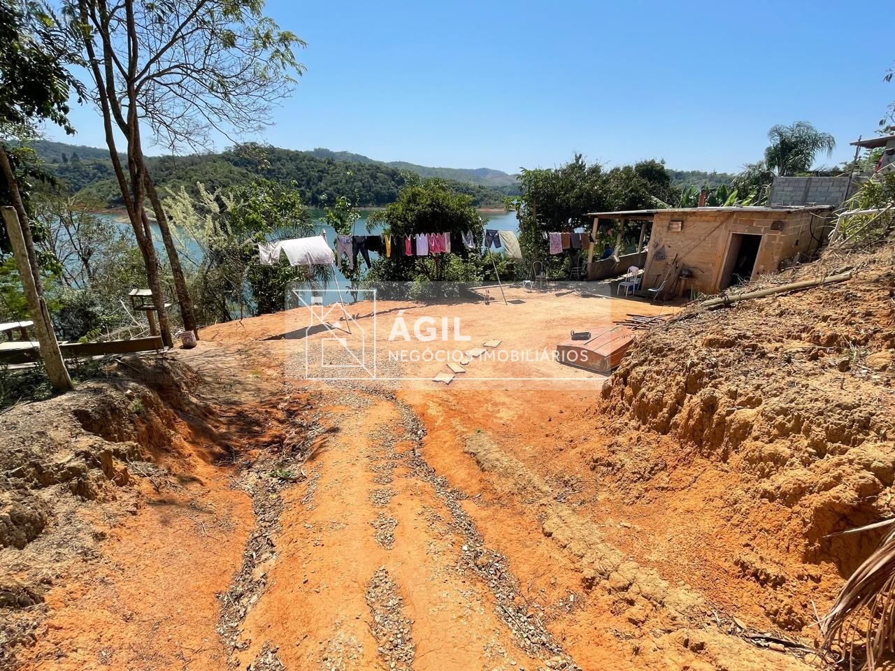 Vendo Chácara em Santa Branca pé na água - 2 DORMITÓRIOS - UM PARAÍSO.