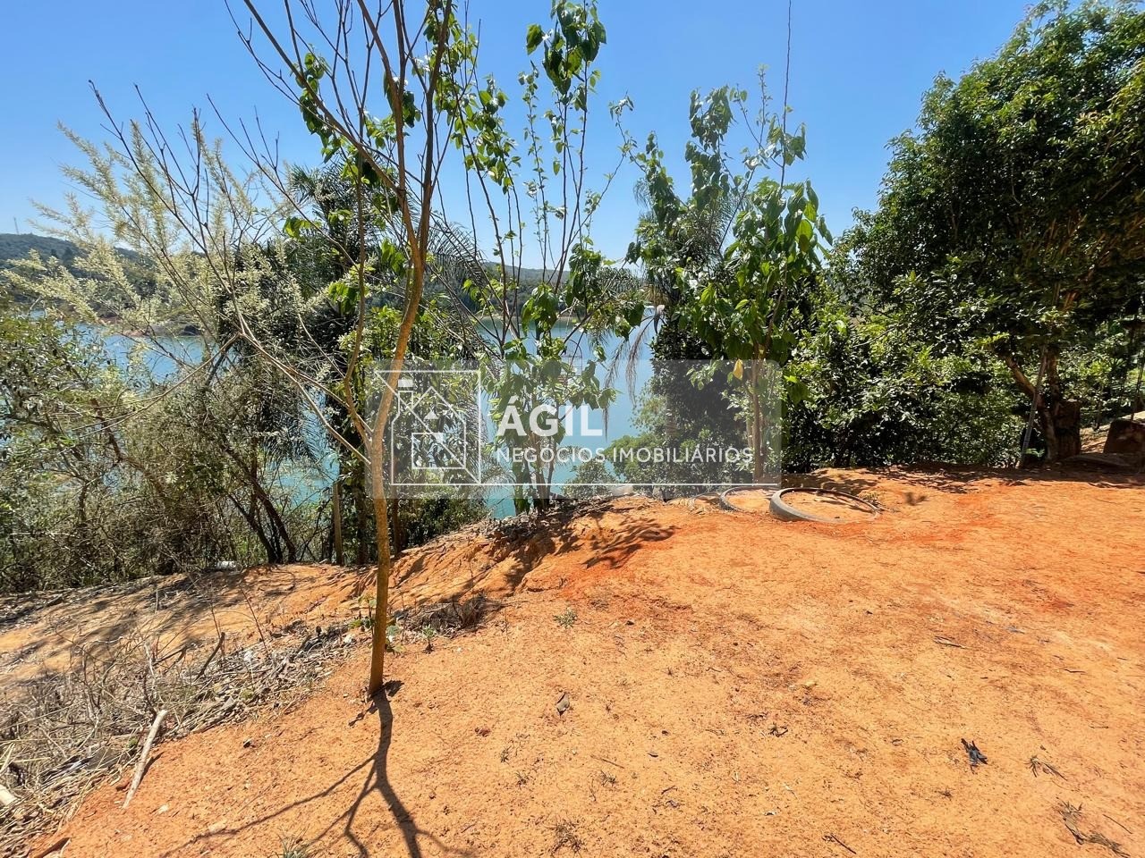 Vendo Chácara em Santa Branca pé na água - 2 DORMITÓRIOS - UM PARAÍSO.