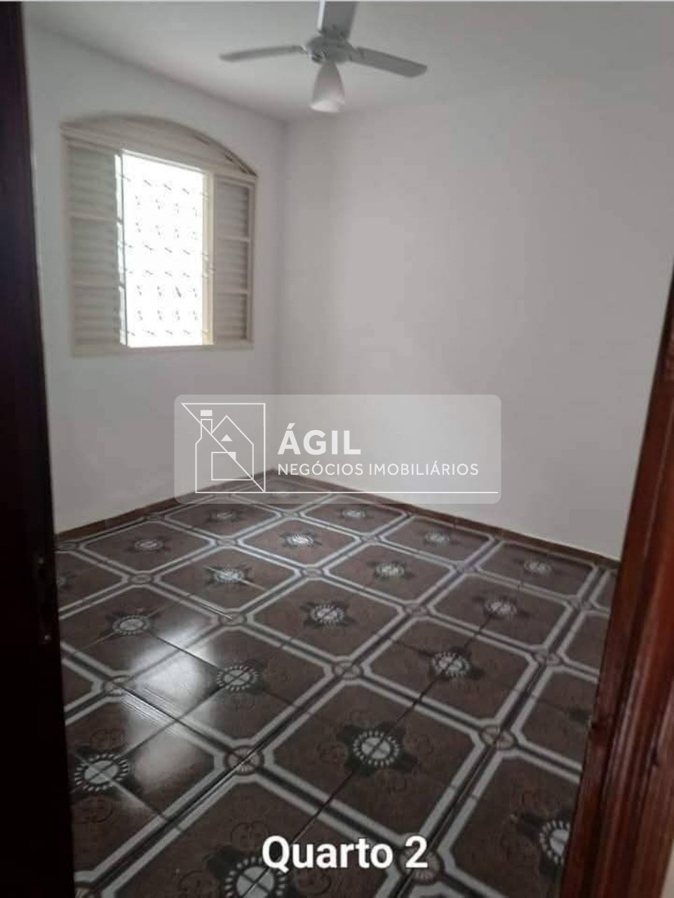 Alugo casa com 3 dormitórios sendo 1 suite - vila martinez -