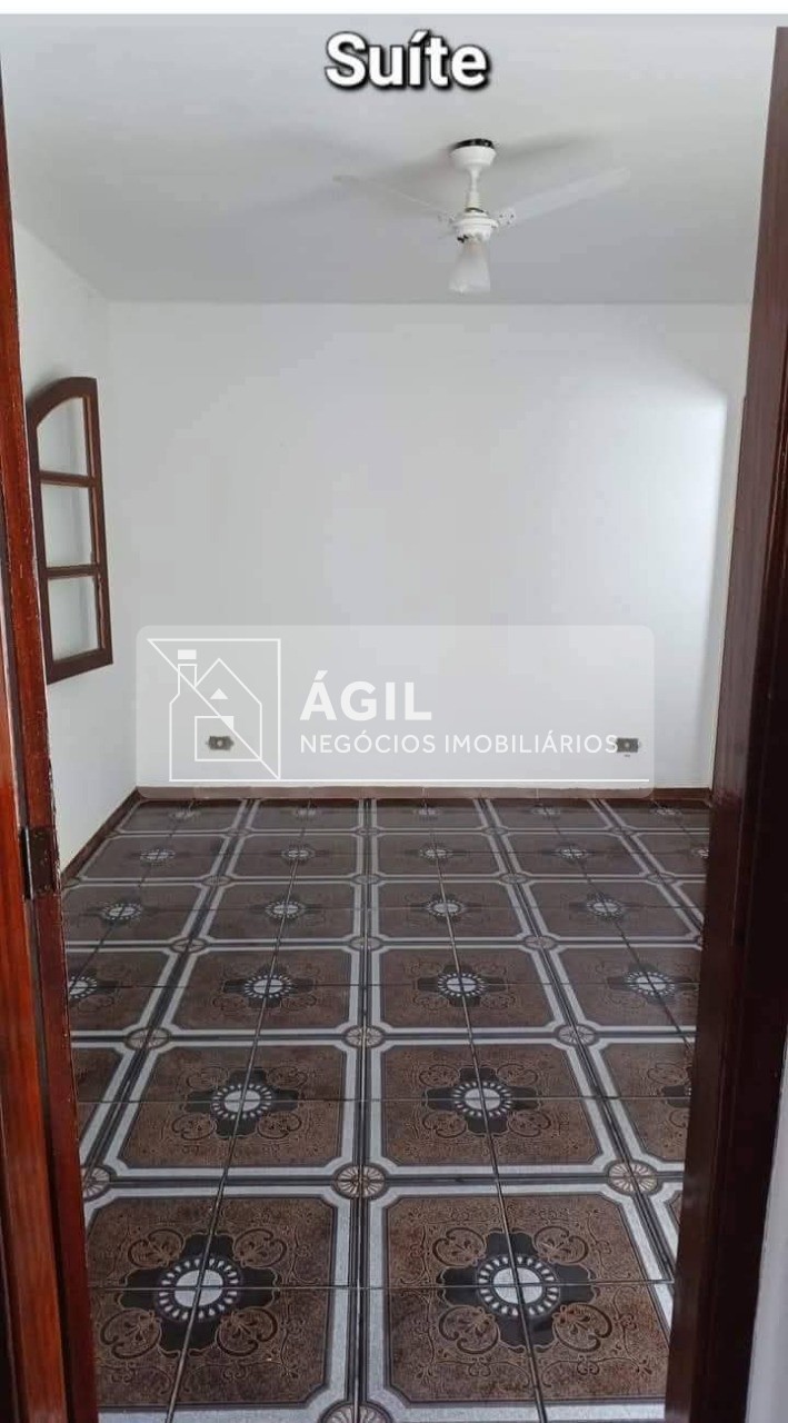 Alugo casa com 3 dormitórios sendo 1 suite - vila martinez -