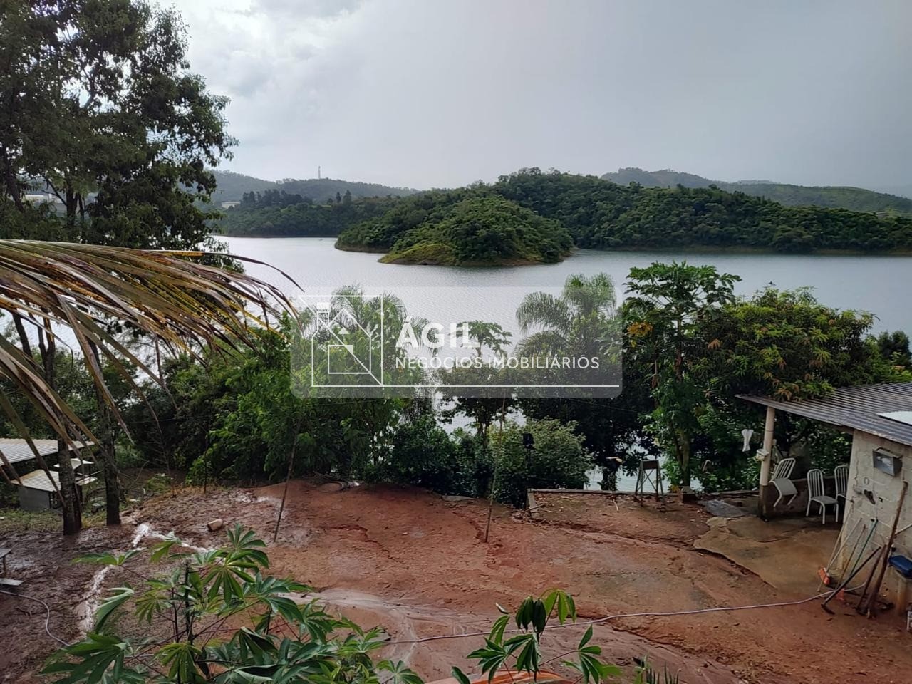 Vendo Chácara em Santa Branca pé na água - 2 DORMITÓRIOS - UM PARAÍSO.