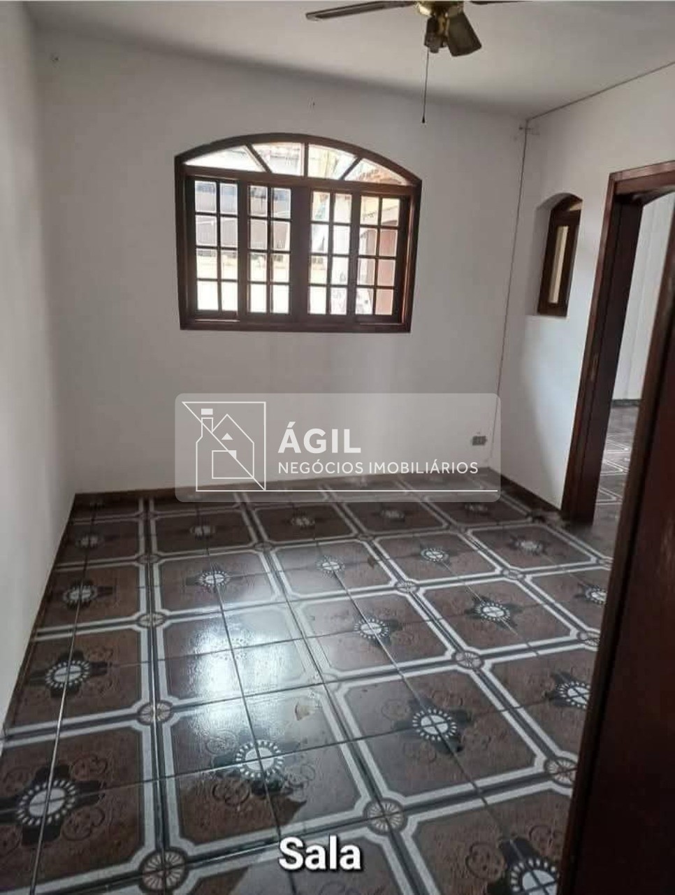 Alugo casa com 3 dormitórios sendo 1 suite - vila martinez -