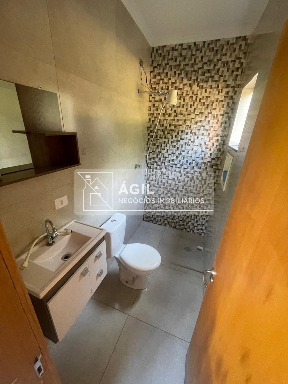 Vendo Chácara em Santa Branca pé na água - 2 DORMITÓRIOS - UM PARAÍSO.