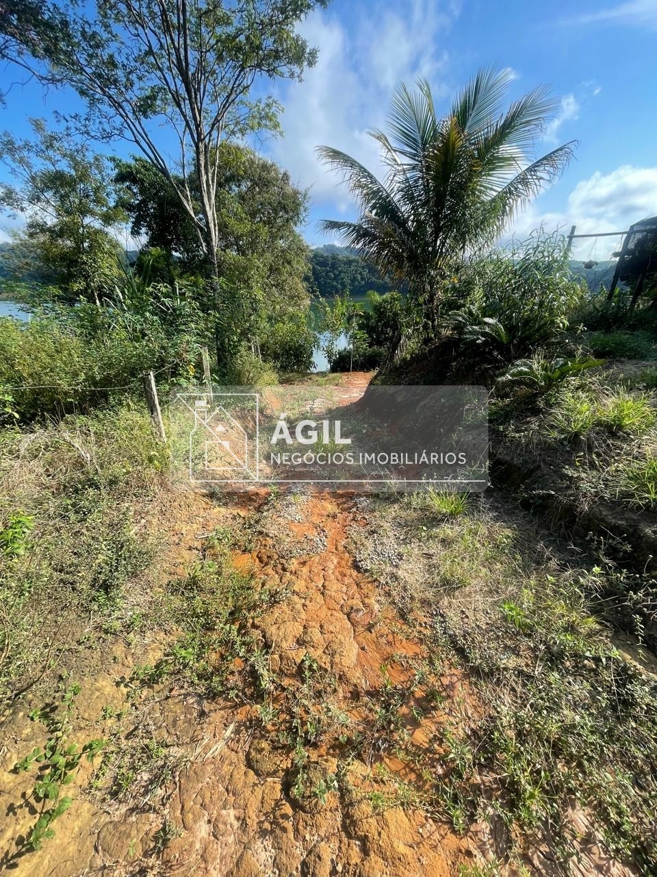 Vendo Chácara em Santa Branca pé na água - 2 DORMITÓRIOS - UM PARAÍSO.