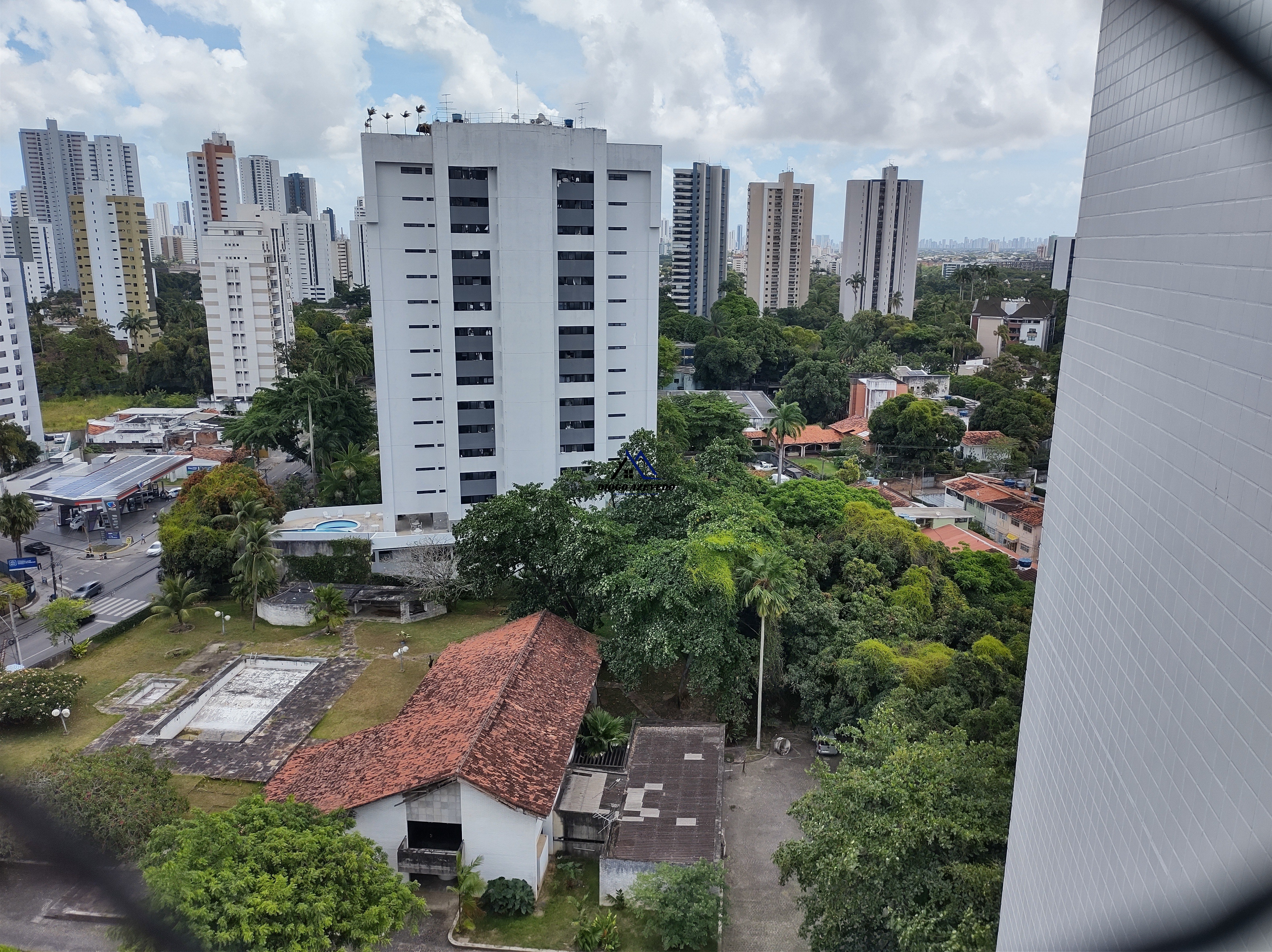 Apartamento para Aluguel com 4 suítes, 6 banheiros, 3 vaga em Recife, Casa Forte - PE