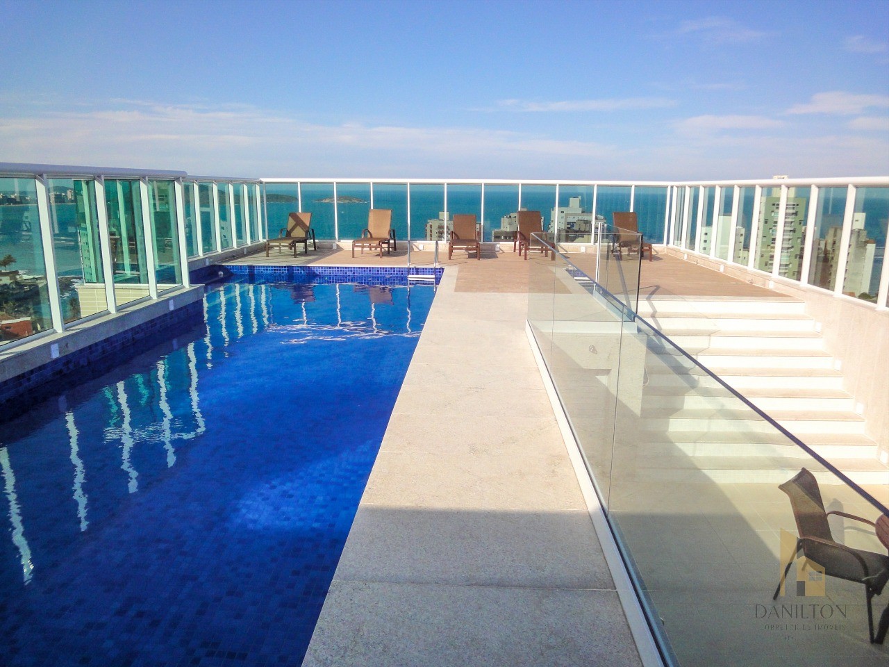 Apartamento a venda no centro de guarapari, 3 quartos, 02 vagas, área de lazer completa com vista para o mar com piscina, sauna, salão de festas mobil