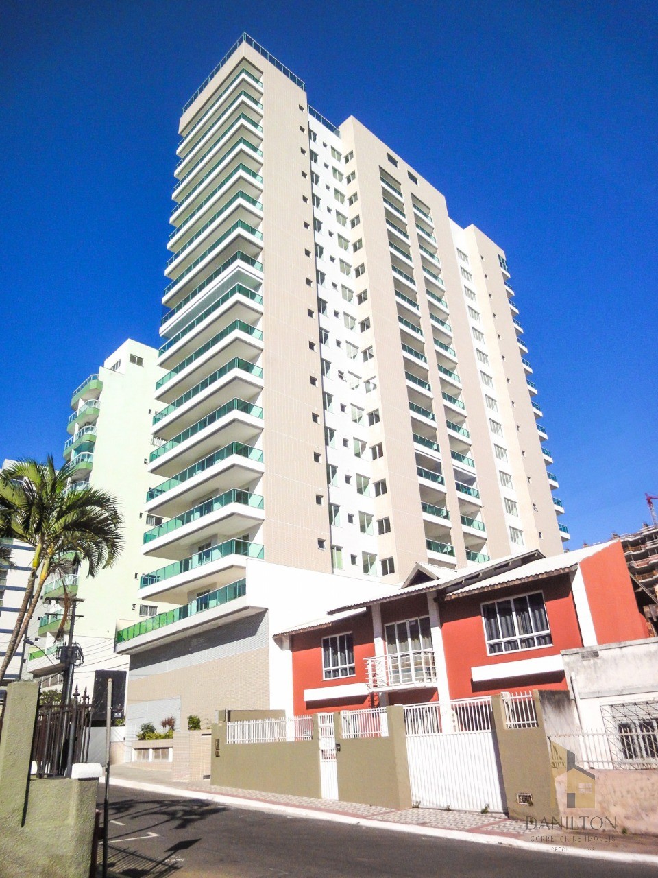 Apartamento a venda no centro de guarapari, 3 quartos, 02 vagas, área de lazer completa com vista para o mar com piscina, sauna, salão de festas mobil