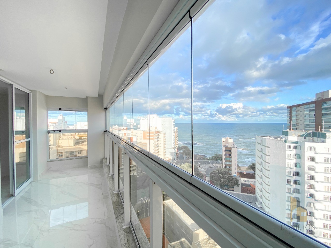 Apartamento com 2 quartos, A venda no Centro de Guarapari, área de lazer completa financiamento direto com a construtora.