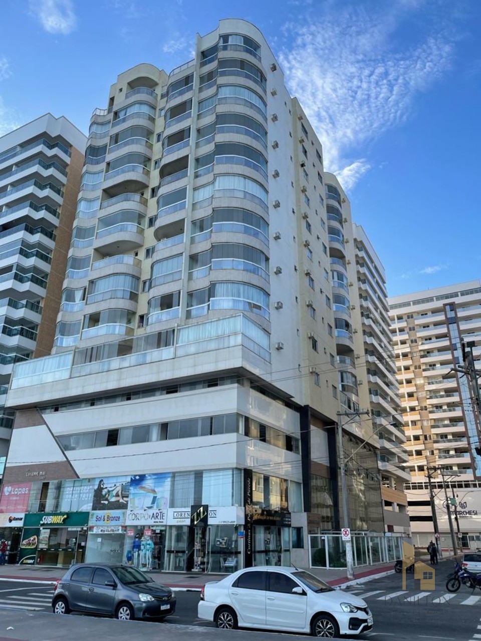 Apartamento de Frente para o Mar com 3 Quartos sendo 2 suítes 2 vagas de garagem A venda na Praia do Morro Guarapari-ES
