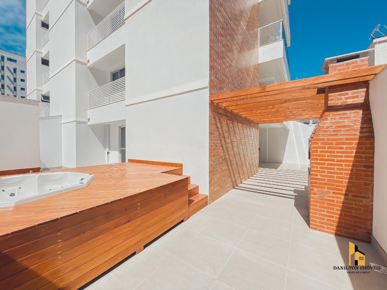 Apartamento com 123,47m², linda área externa que possui piscina com deck na Praia do morro