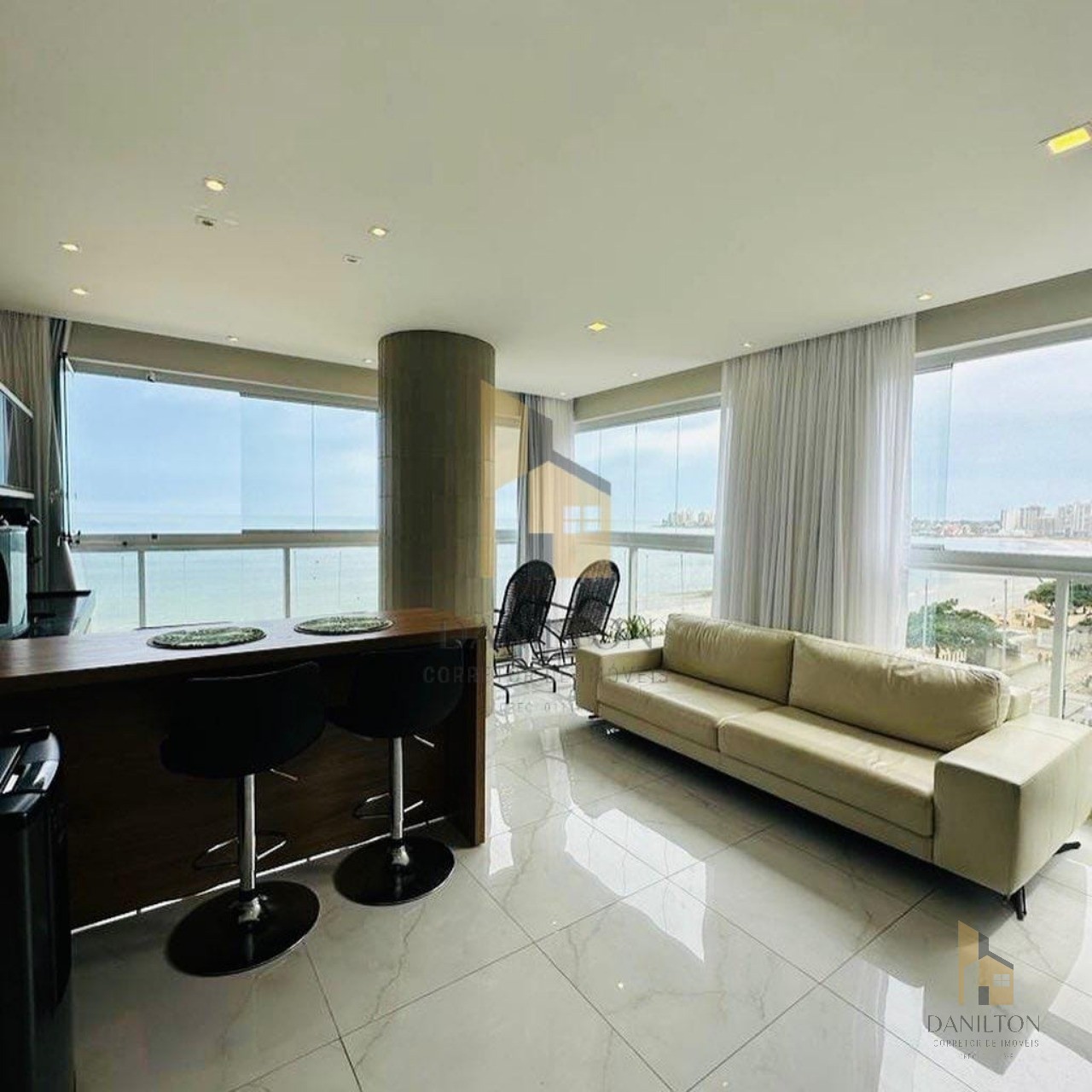 Apartamento de frente para o Mar com 4 Quartos sendo 4 Suites, a venda na Praia do Morro-Guarapari-ES