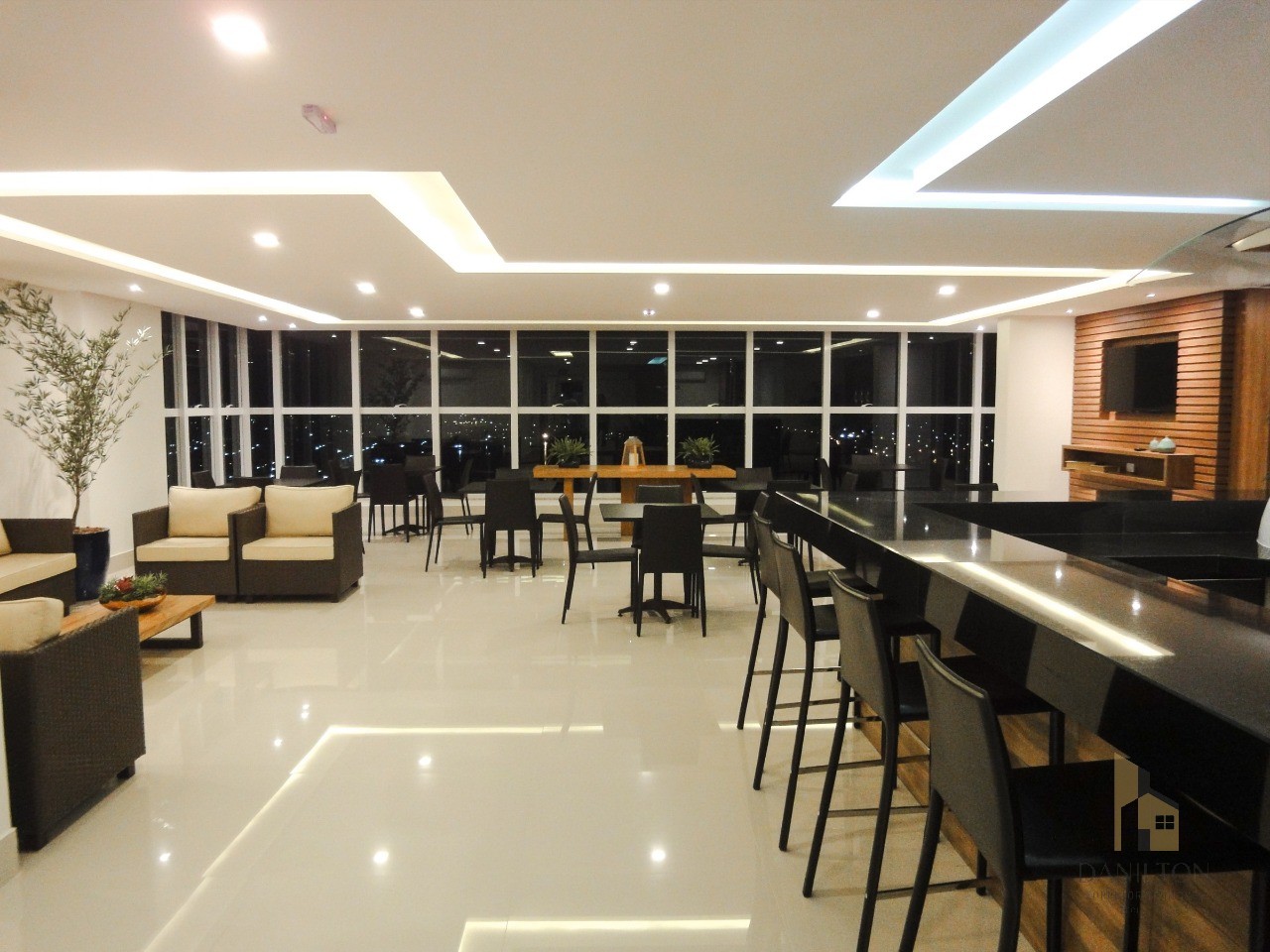 Apartamento a venda no centro de guarapari, 3 quartos, 02 vagas, área de lazer completa com vista para o mar com piscina, sauna, salão de festas mobil