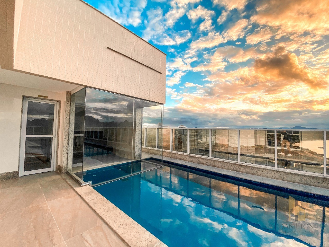 Apartamento com 2 quartos, A venda no Centro de Guarapari, área de lazer completa financiamento direto com a construtora.