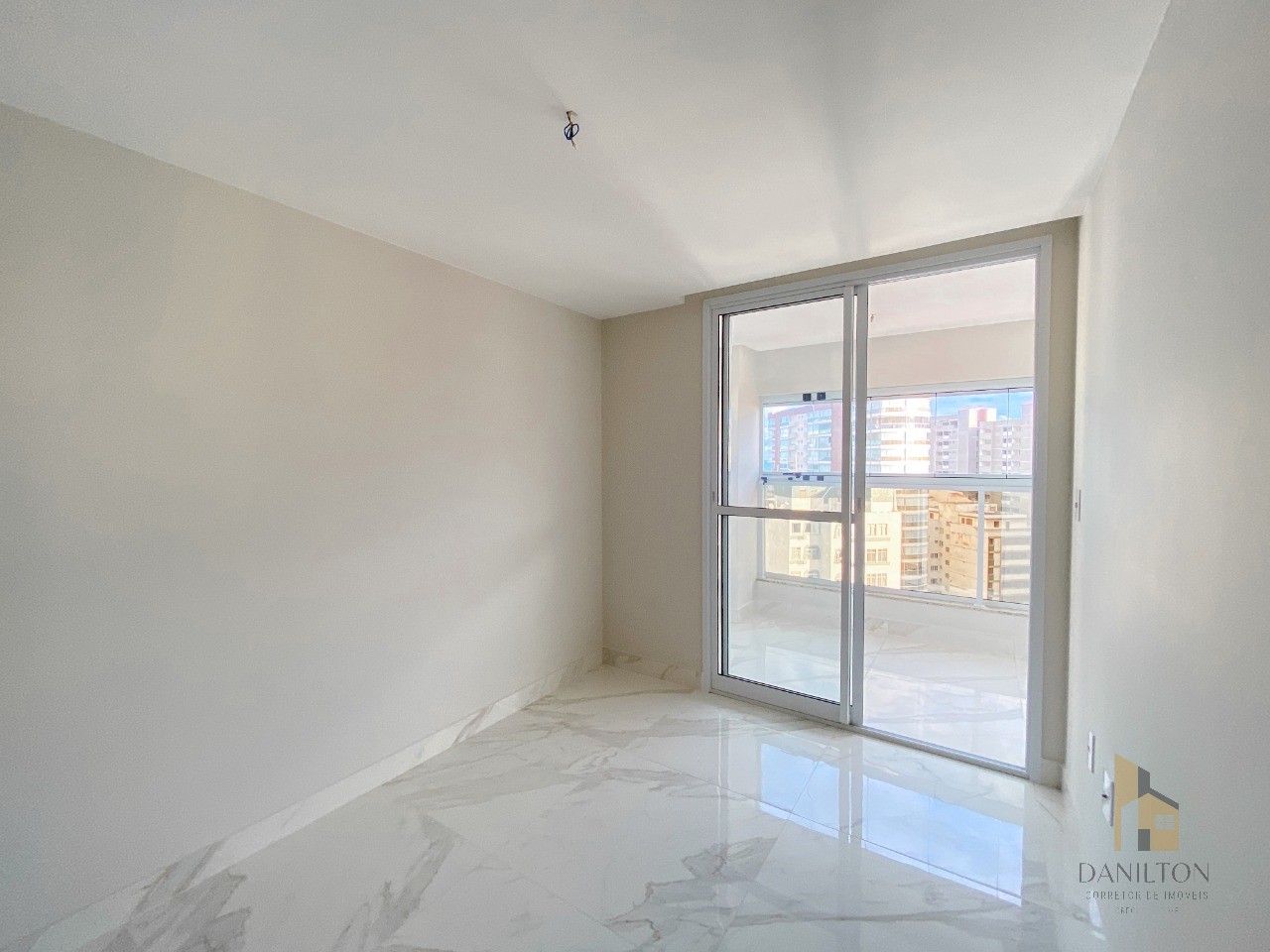 Apartamento com 2 quartos, A venda no Centro de Guarapari, área de lazer completa financiamento direto com a construtora.