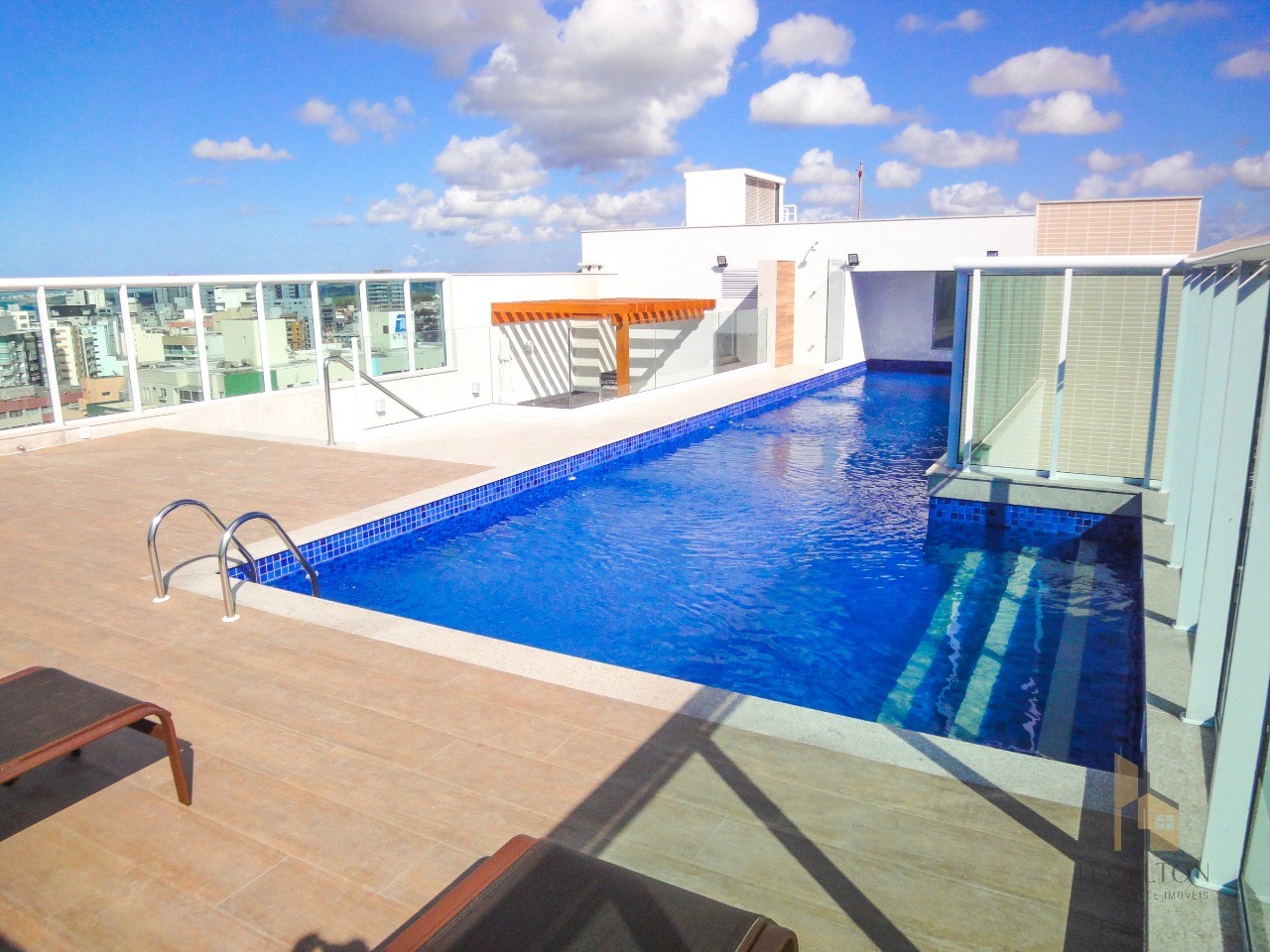 Apartamento a venda no centro de guarapari, 3 quartos, 02 vagas, área de lazer completa com vista para o mar com piscina, sauna, salão de festas mobil