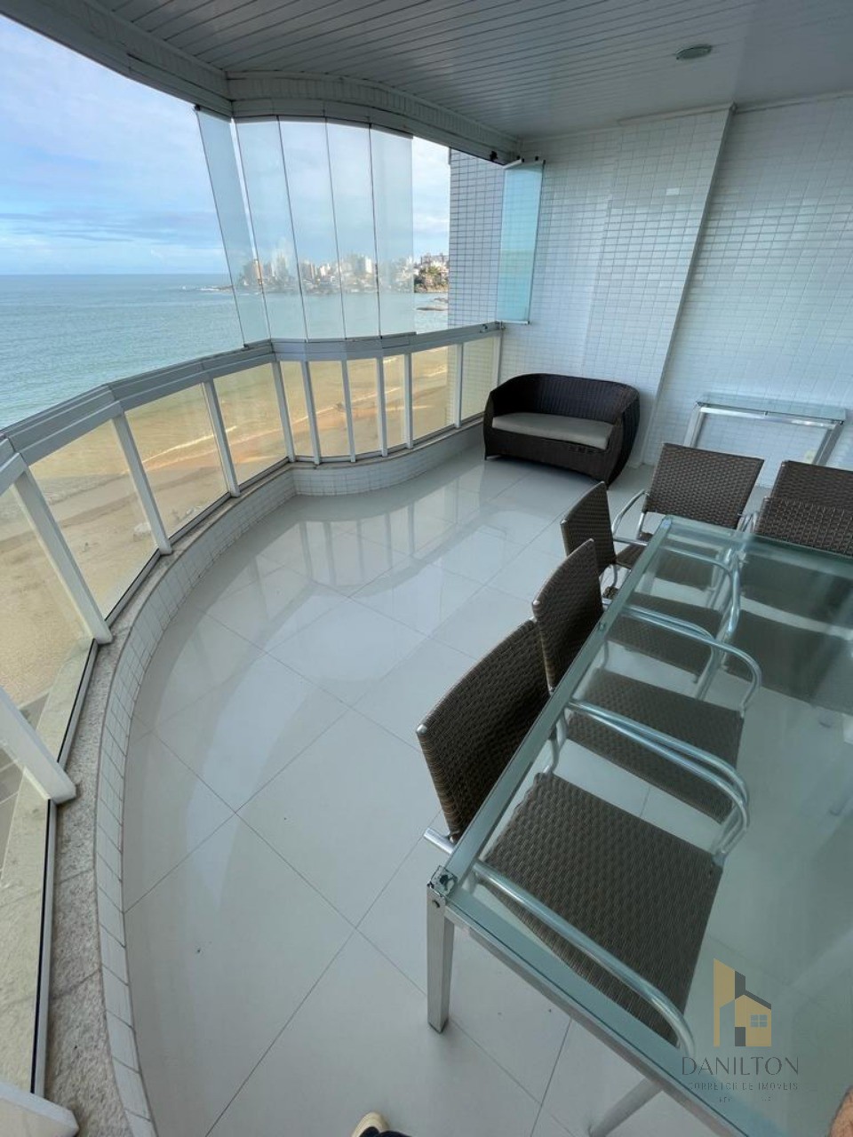 Apartamento de Frente para o Mar com 3 Quartos sendo 2 suítes 2 vagas de garagem A venda na Praia do Morro Guarapari-ES