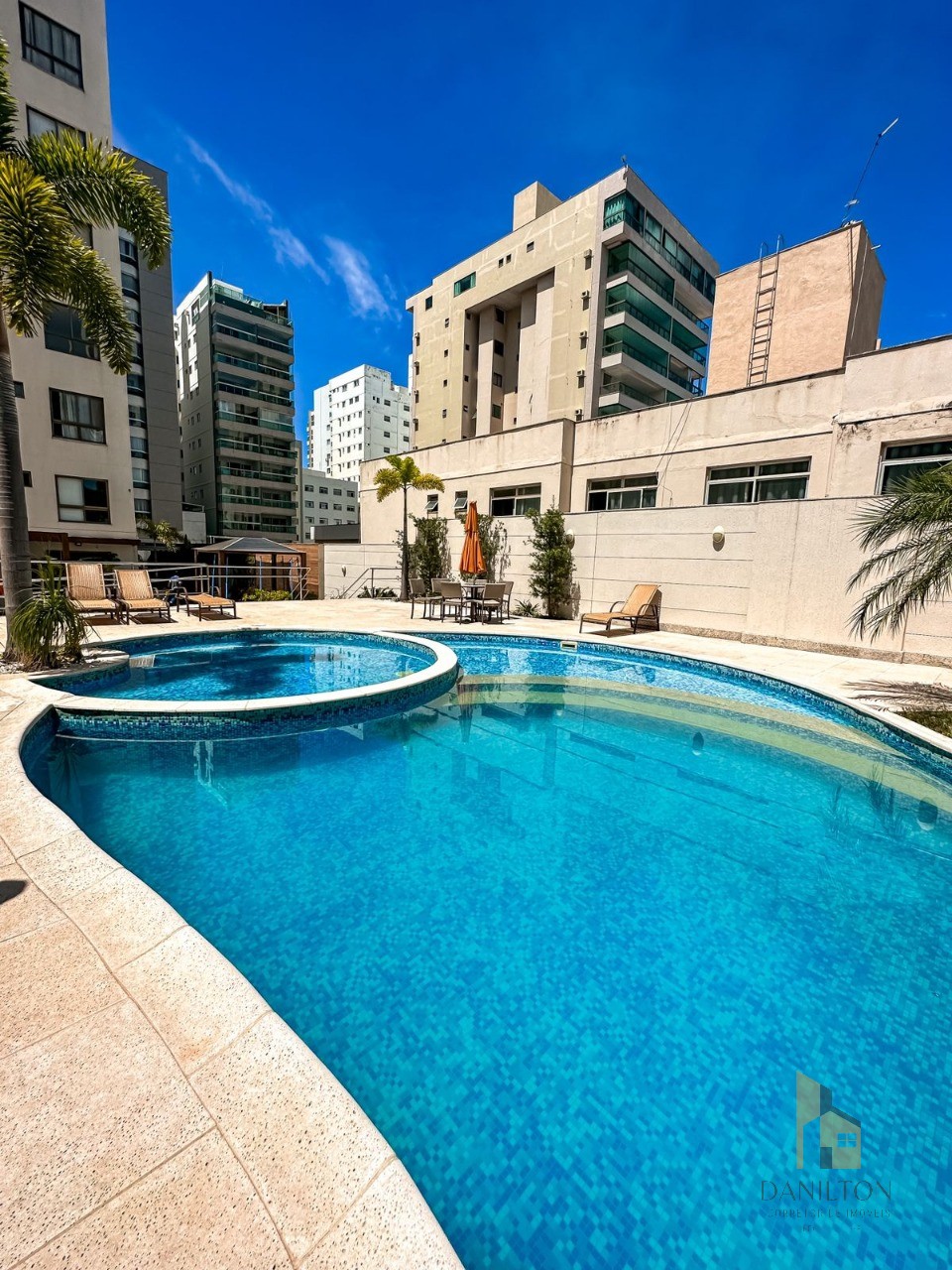 Apartamento Luxuoso na Quadra Do Mar na Praia Do Morro Com 4 Quartos, Sendo 2 Suites, Área De Lazer!