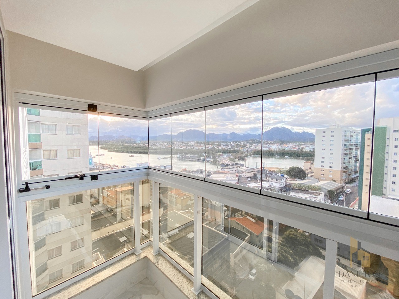 Apartamento com 2 quartos, A venda no Centro de Guarapari, área de lazer completa financiamento direto com a construtora.