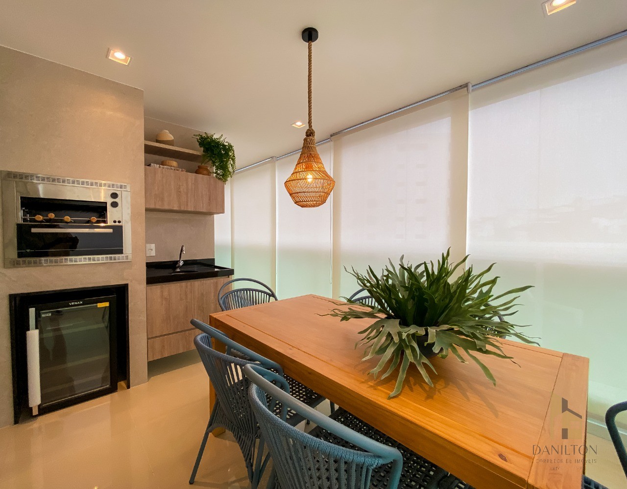 Apartamento a venda no centro de guarapari, 3 quartos, 02 vagas, área de lazer completa com vista para o mar com piscina, sauna, salão de festas mobil
