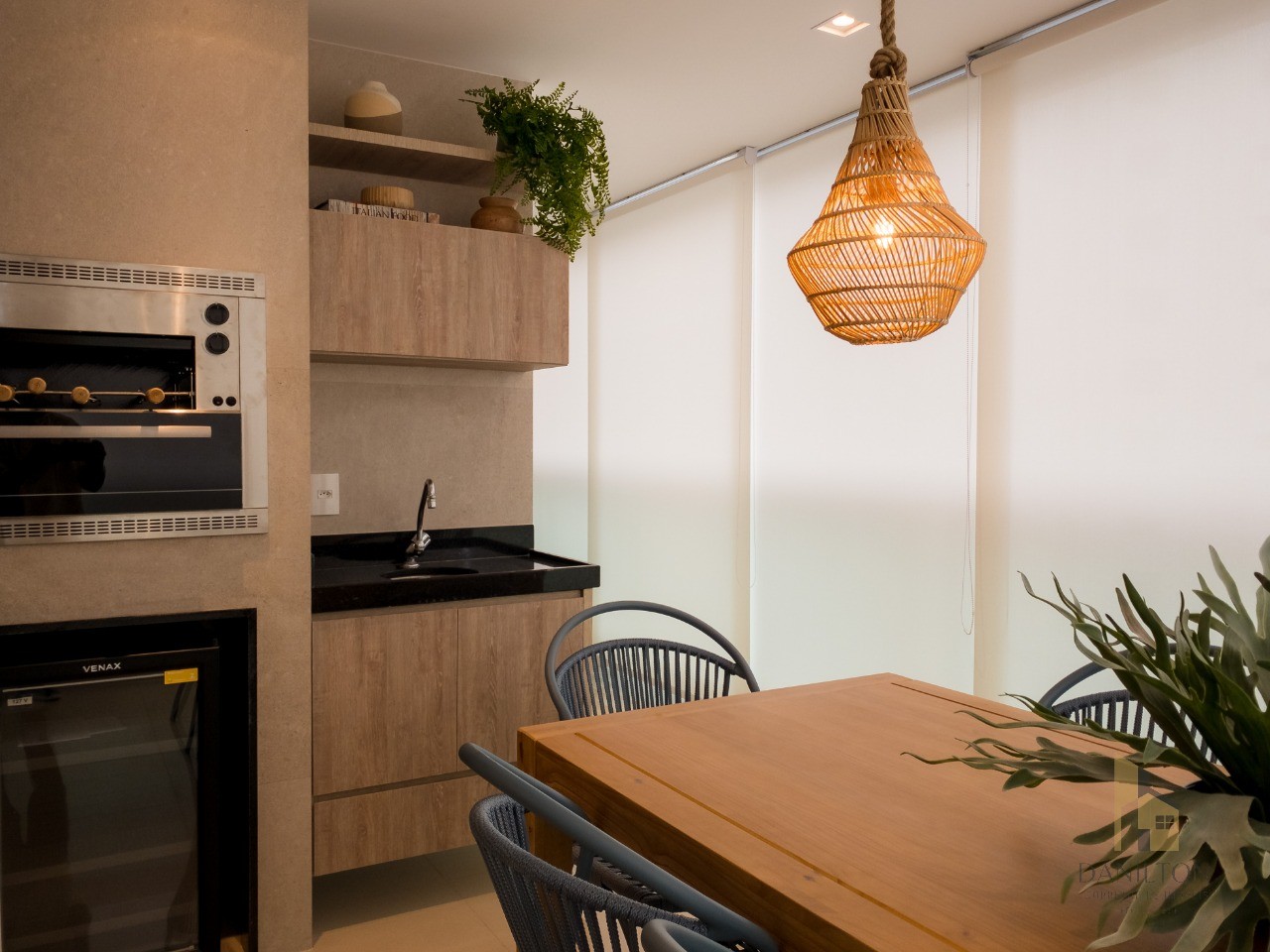 Apartamento a venda no centro de guarapari, 3 quartos, 02 vagas, área de lazer completa com vista para o mar com piscina, sauna, salão de festas mobil