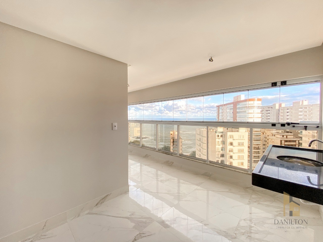 Apartamento com 2 quartos, A venda no Centro de Guarapari, área de lazer completa financiamento direto com a construtora.