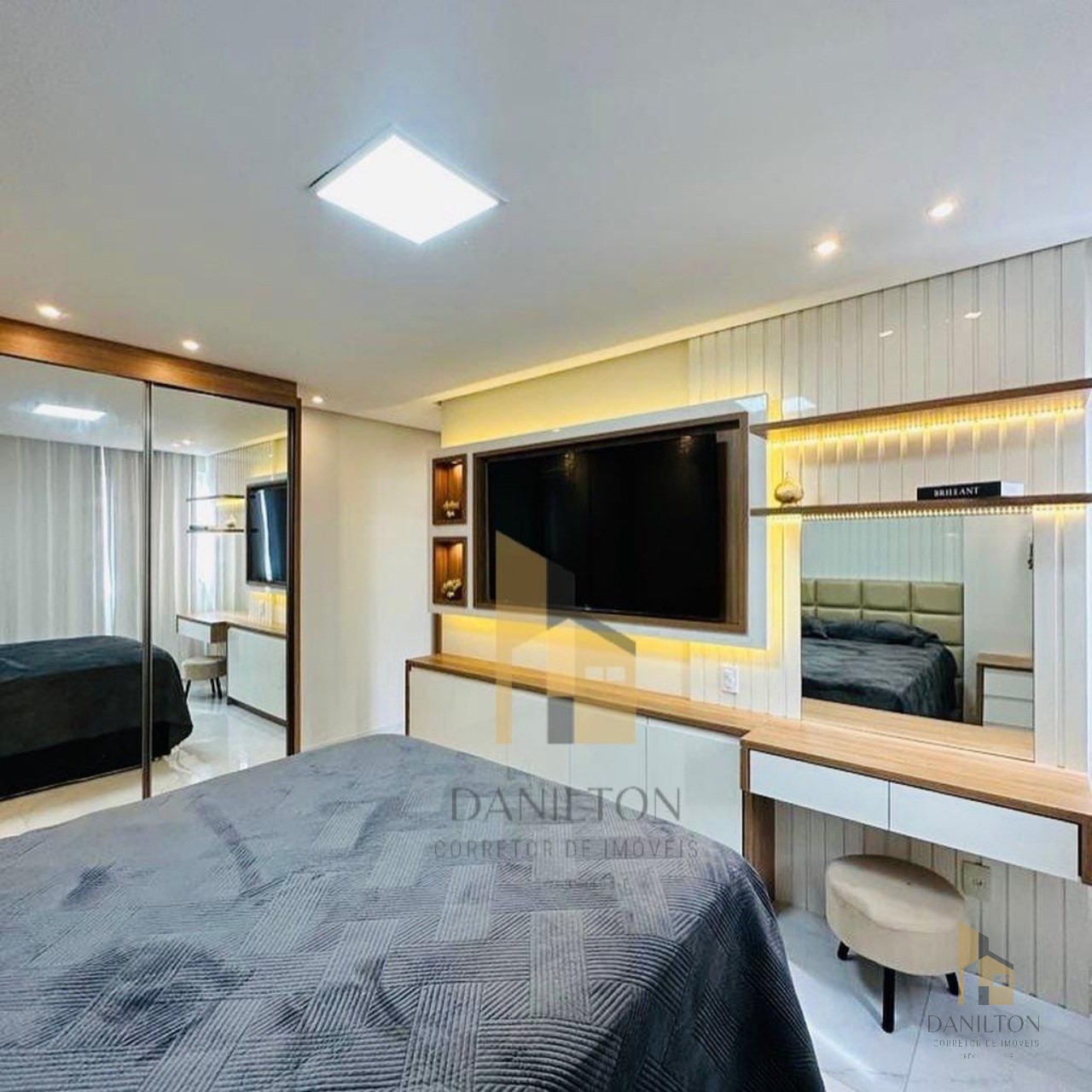 Apartamento de frente para o Mar com 4 Quartos sendo 4 Suites, a venda na Praia do Morro-Guarapari-ES
