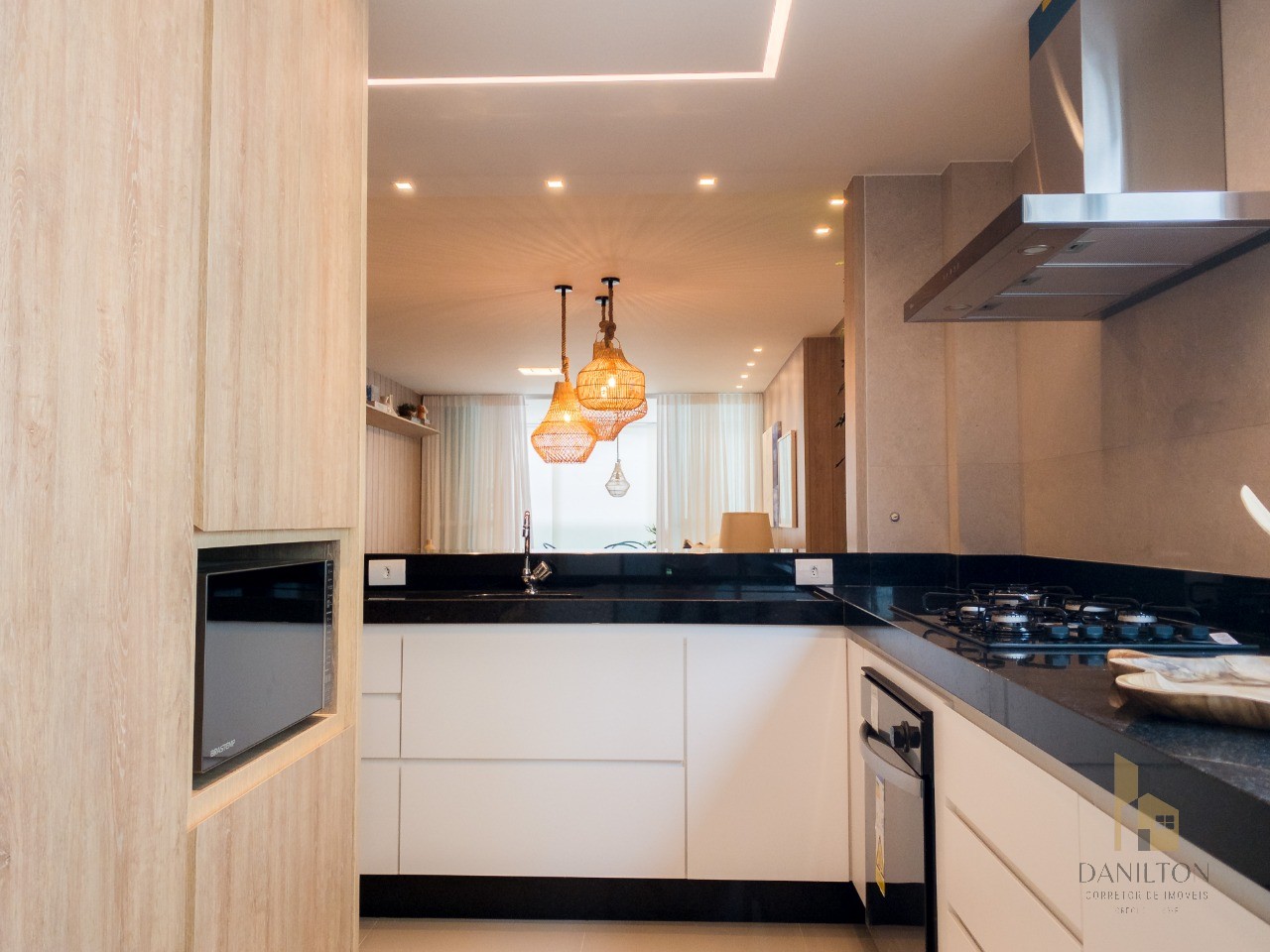 Apartamento a venda no centro de guarapari, 3 quartos, 02 vagas, área de lazer completa com vista para o mar com piscina, sauna, salão de festas mobil