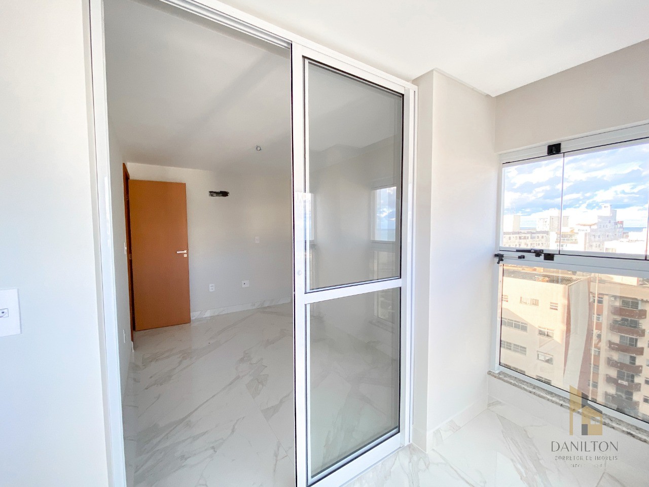 Apartamento com 2 quartos, A venda no Centro de Guarapari, área de lazer completa financiamento direto com a construtora.