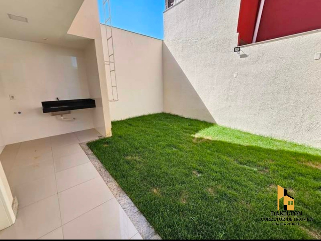 Casa com 3 Quartos A venda na Praia do Morro Sendo 3 Suites, Piscina-GUARAPARI-ES