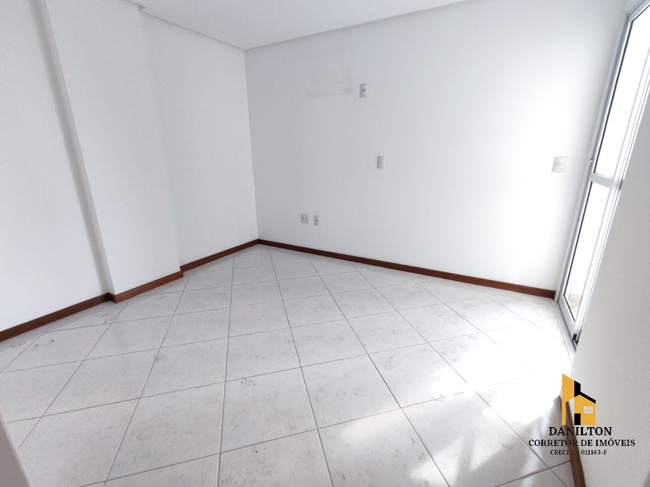 Apartamento com 3 Quartos A venda sendo 1 suítes, na orla da praia do Morro GUARAPARI-ES