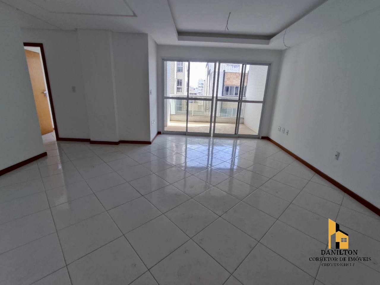 Apartamento com 3 Quartos A venda sendo 1 suítes, na orla da praia do Morro GUARAPARI-ES