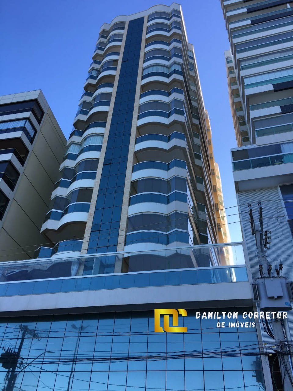 Apartamento a venda na praia do morro com 3 quartos, 2 vagas de garagens finamente mobiliado Guarapari-ES