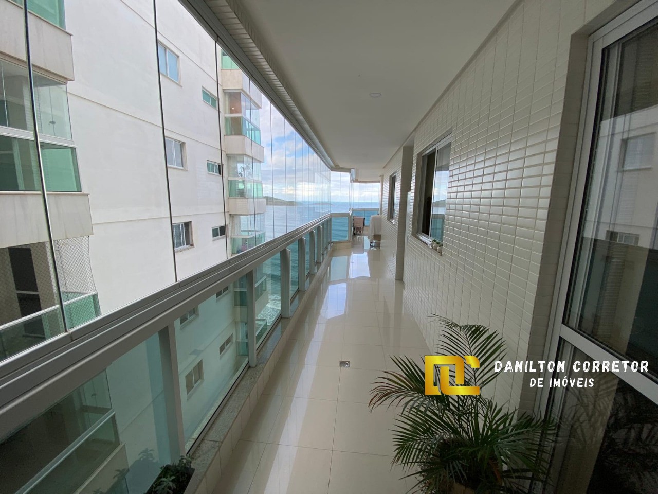 Apartamento a venda na praia do morro com 3 quartos, 2 vagas de garagens finamente mobiliado Guarapari-ES