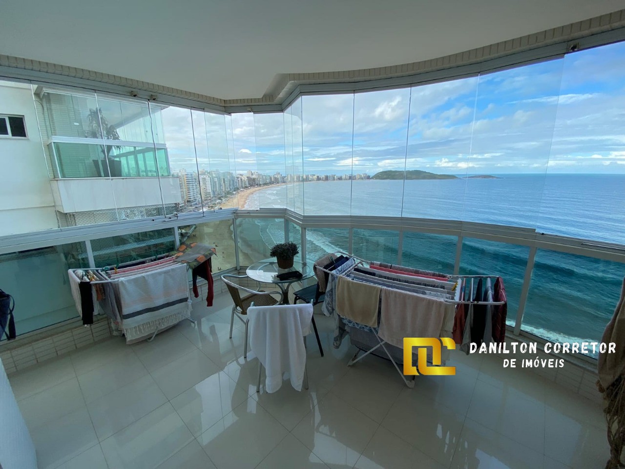 Apartamento a venda na praia do morro com 3 quartos, 2 vagas de garagens finamente mobiliado Guarapari-ES
