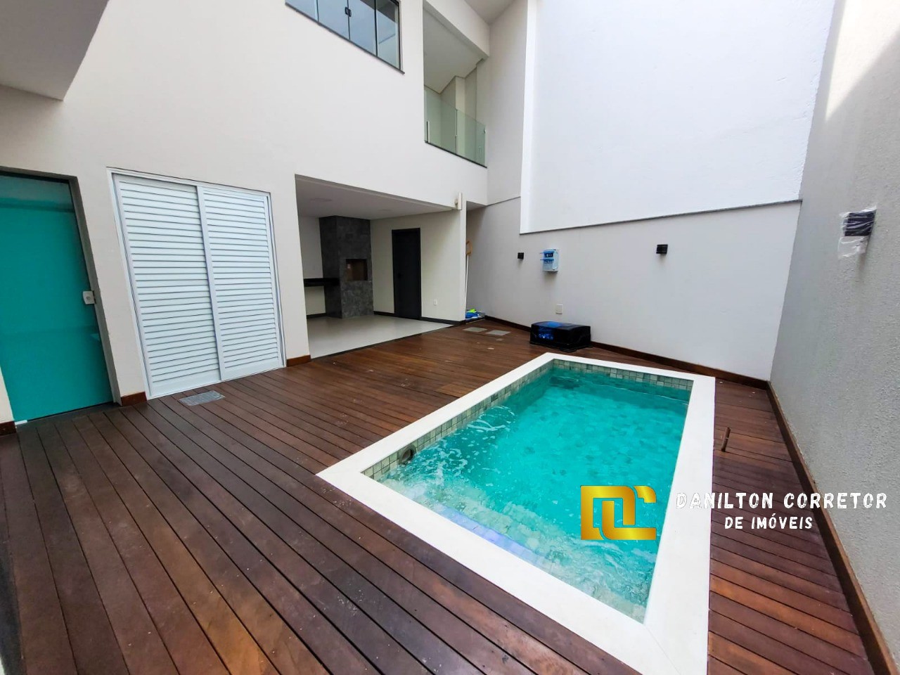 Casa duplex com 4 quartos e fino acabamento a venda na praia do morro