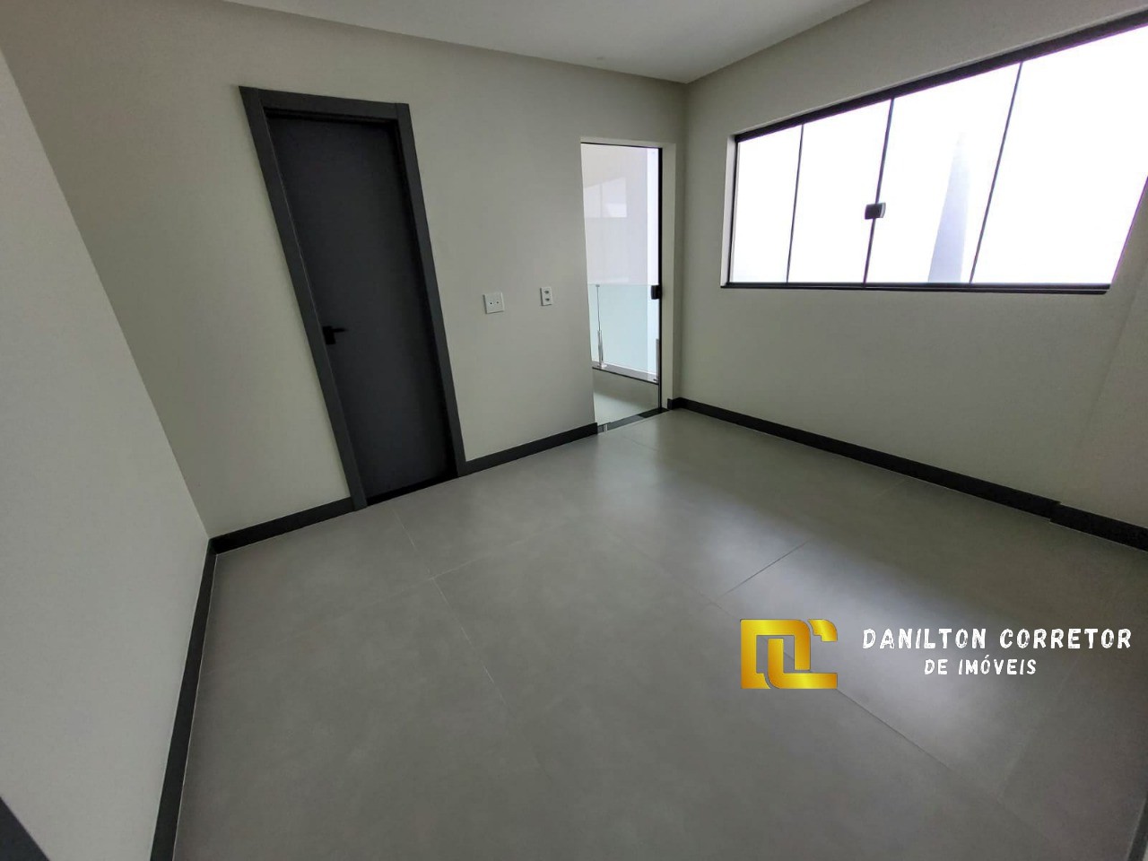 Casa duplex com 4 quartos e fino acabamento a venda na praia do morro