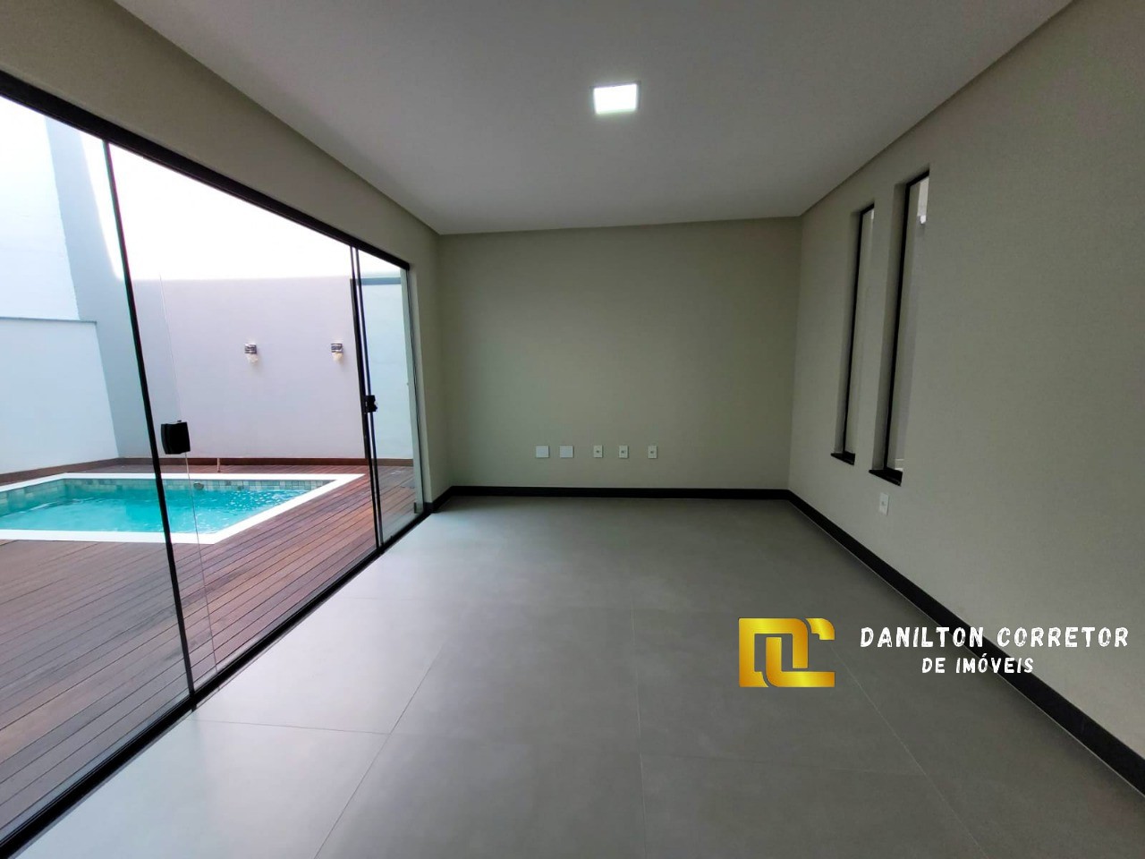 Casa duplex com 4 quartos e fino acabamento a venda na praia do morro